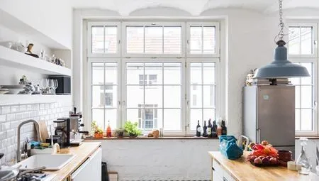 Дизайн кухни с окном: полезные рекомендации и интересные примеры