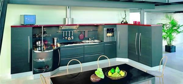 Фото кухни с высокими шкафами