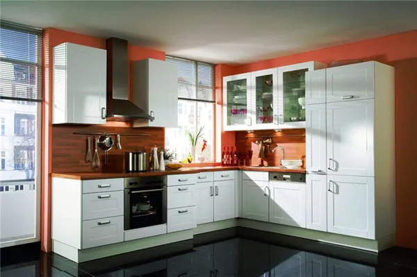 Угловая кухня с верхними шкафами со стеклянными фасадами и закрытым пеналом