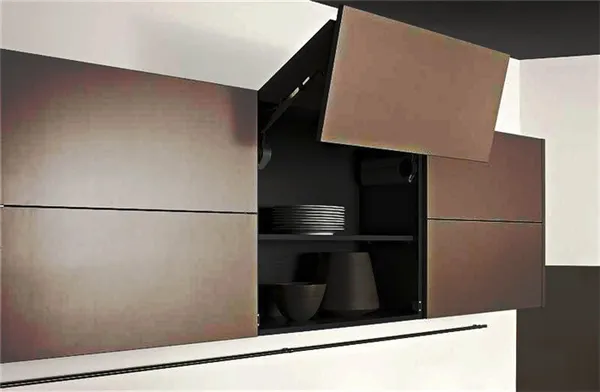 Фото верхнего ряда навесных кухонных шкафов со складным механизмом открытия