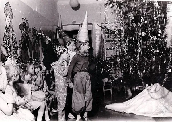 Большинство женщин Советского Союза своими руками шили новогодние костюмы своим детям.
