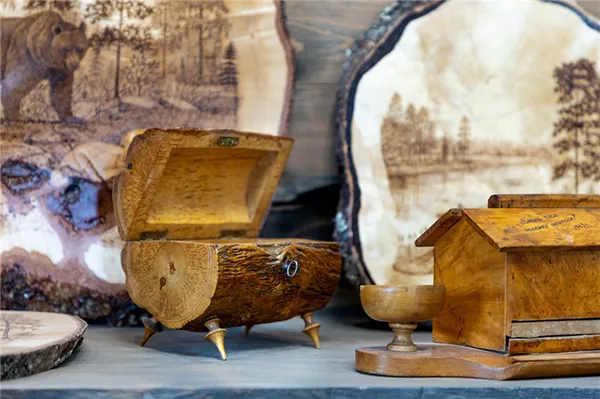 Туалетная полка из двух видов древесины. Фото: из фондов Национального музея Карелии