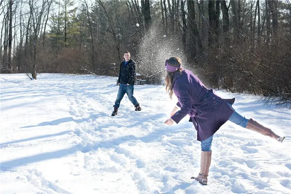 Мужчина и женщина играют в снежки