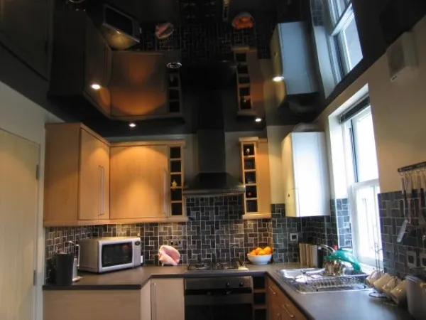 Потолок на кухне с абстракцией