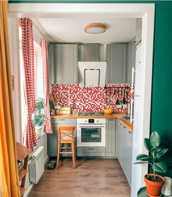 Идеи дизайна маленькой кухни с холодильником