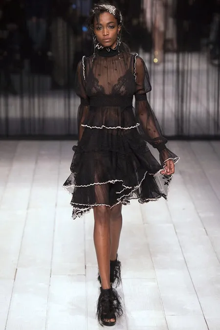 Модель в черном платье от Alexander McQueen