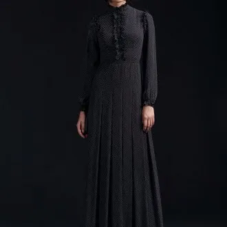 Черное длинное платье в викторианском стиле