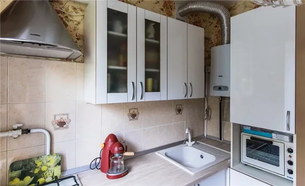 Лучшие идеи дизайна кухни в хрущевке с холодильником и газовой колонкой (60+ фото)