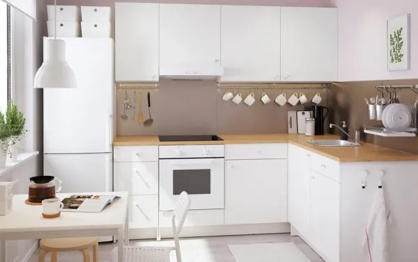 Дизайн угловой кухни с холодильником фото. Кухня со встроенным холодильником. 13