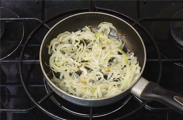 Репчатый лук нарезать полукольцами и обжарить в масле