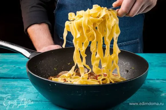 Добавьте соль по вкусу и готовую пасту в сковороду. Все перемешайте, прогрейте в течение 1 — 2 минут и снимите с огня.