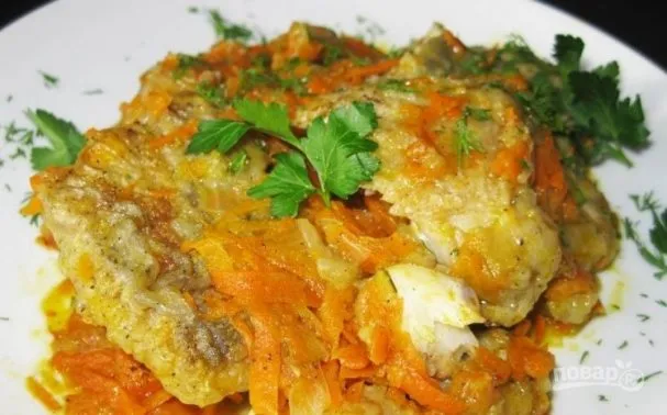 Тушеная рыба с морковкой и луком