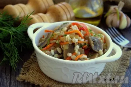 Перловка с шампиньонами, луком и морковью