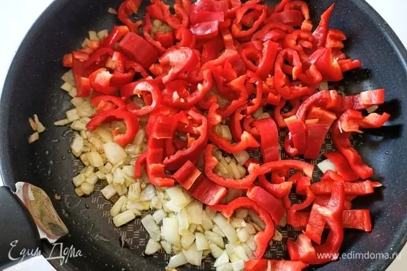 Нарезаем перец и отправляем в сковороду к луку, убираем чеснок.