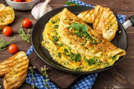 Омлет на сковороде: 15 быстрых и вкусных рецептов