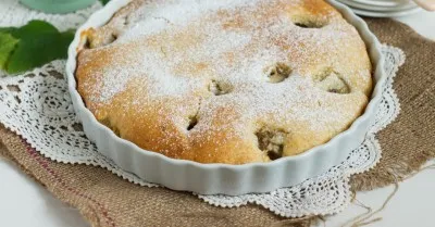 Шарлотка с яблоками и бананом