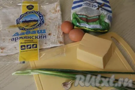 Подготовить продукты для приготовления конвертиков из лаваша с творогом и сыром на сковороде.