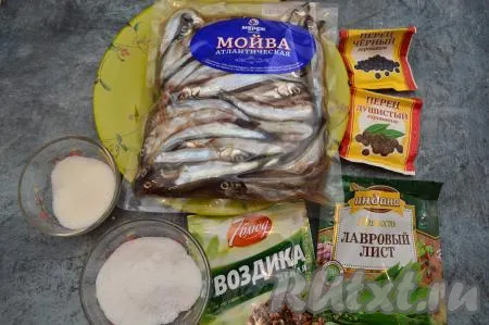 Подготовить продукты для приготовления мойвы пряного посола в домашних условиях. Если мойва заморожена, тогда полностью разморозьте её.