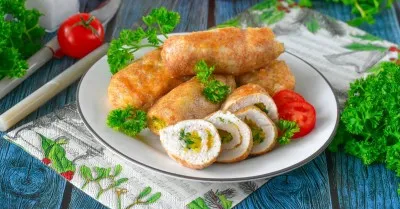 Куриные рулетики с сыром на сковороде