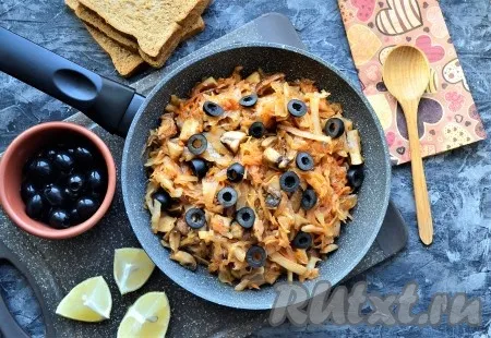 Солянка с капустой и шампиньонами на сковороде