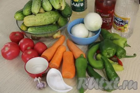 Подготовка продуктов для приготовления овощной икры из огурцов, включая лук, морковь и помидоры.