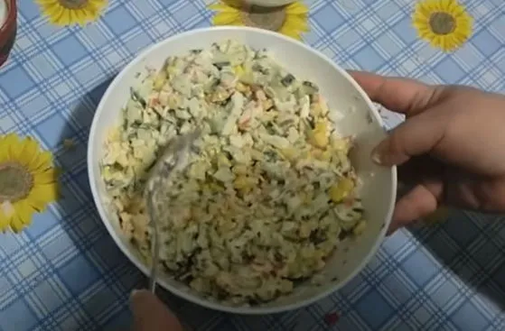 Салат с крабовыми палочками, кукурузой и плавленым сыром.