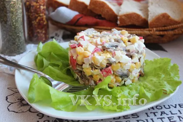 готовим салат с крабовыми палочками, жареными шампиньонами и кукурузой