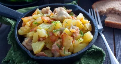 Жареная картошка с курицей на сковороде