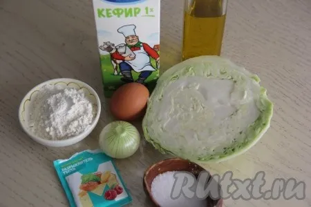 Подготовить продукты для приготовления оладий из молодой капусты. Можно использовать кефир любой жирности. Лук очистить и нарезать мелкими кубиками.