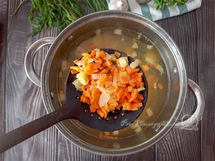 Сырный суп-пюре с курицей и плавленным сыром - добавляем зажарку в суп