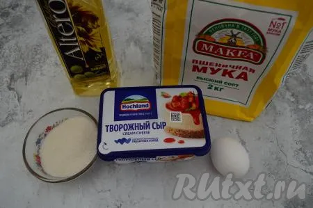 Подготовка продуктов для сырников. Используйте творожный сыр без добавок, обычный крем-чиз.