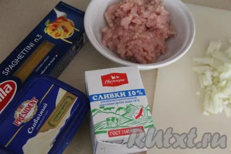 Подготовить продукты для приготовления спагетти с фаршем в сливочном соусе. Мясной фарш можно взять любой, я использовала куриный фарш.