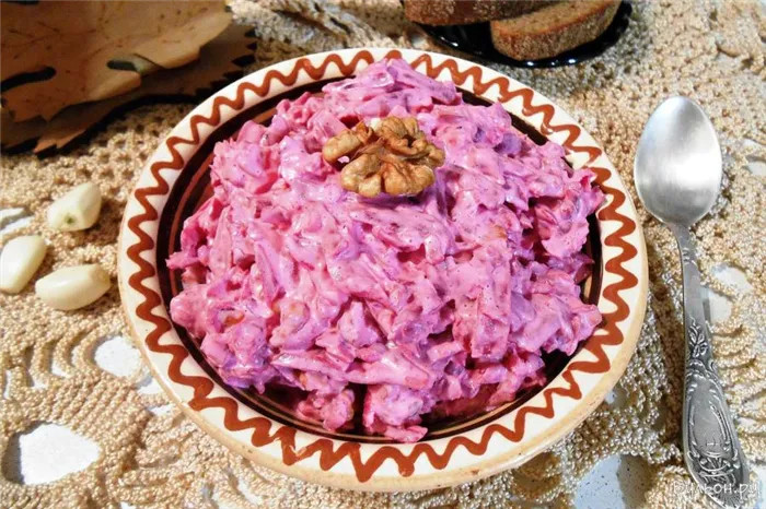 Свекольный салат с чесноком и орехами