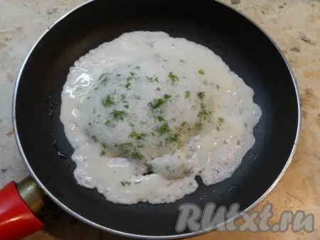 Разогреть на сковороде сливочное масло, вылить белковую смесь.