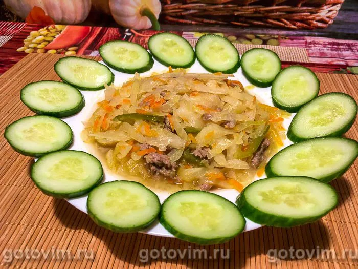 Тушёная капуста с куриным фаршем в мультиварке. Фотография рецепта