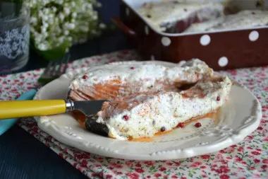 Смешиваем муку с солью и перцами (или с приправой для рыбы), как следует со всех сторон панируем стейки в этой смеси.