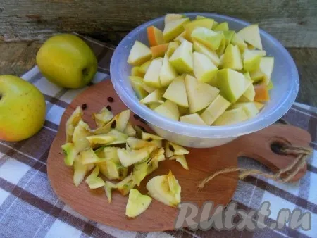 Яблоки нарежьте на небольшие кусочки вместе с кожурой, предварительно удалив сердцевину.