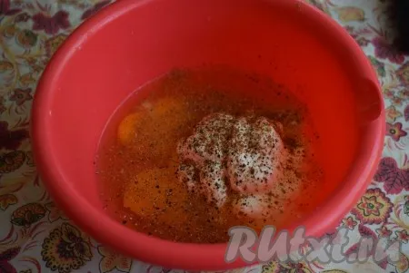 Подготовим заливку для нашей картофельно-мясной запеканки, для этого в миске смешаем яйца, сметану и воду, добавим соль, чёрный молотый перец.