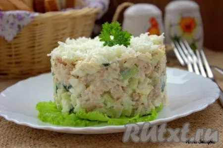 Салат из консервированной горбуши с рисом и яйцами