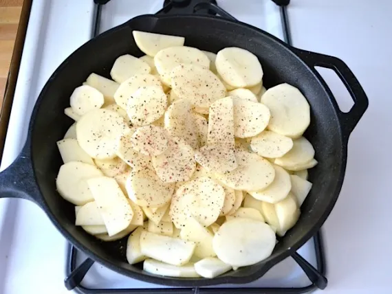 Свинина с картошкой на сковороде