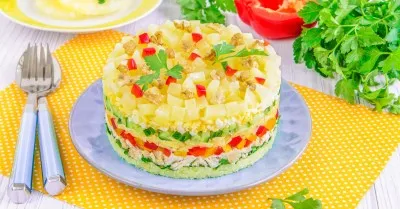 Слоеный салат с ананасом и курицей