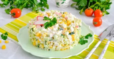 Салат с капустой крабовыми палочками и огурцом